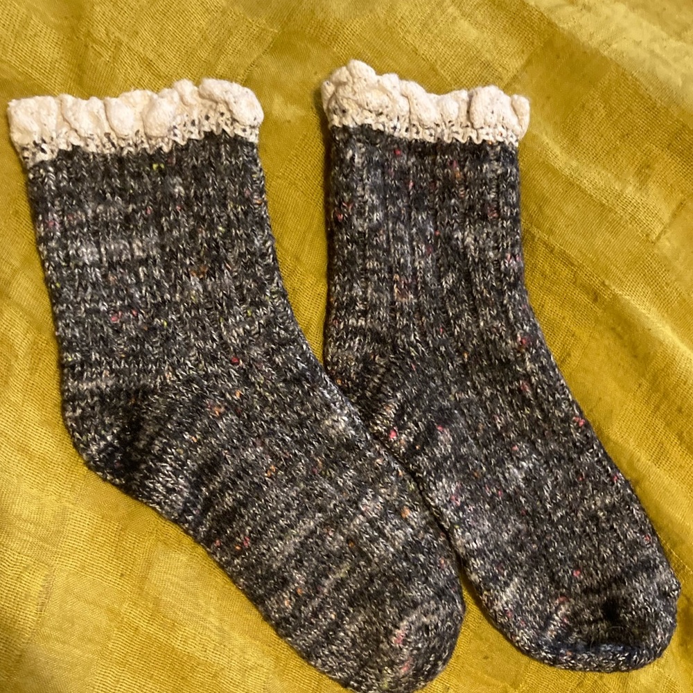 Hand knit Socks with Ruffle